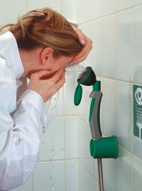 Augenduschen in der Anwendung