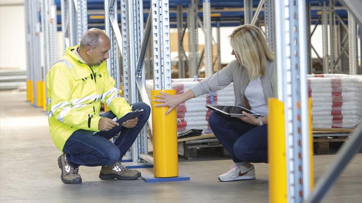 Dienstleistungsteam bei Fachberatung vor Ort