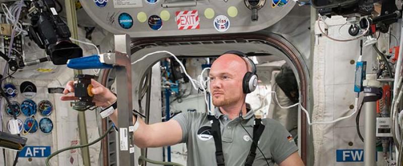 Alexander Gerst - mit PERMALIGHT-Produkten im All