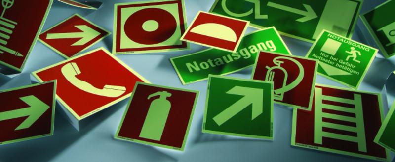 Notausgänge und Notausstiege sichtbar kennzeichnen