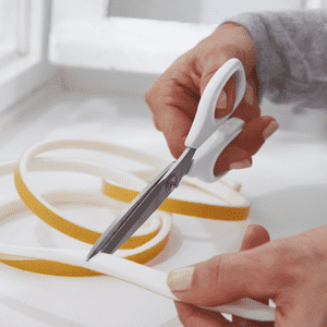 tesamoll® UNIVERSAL Schaumstoffdichtung, für Fenster und Türen, weiß, 9mmx6m Bild 2